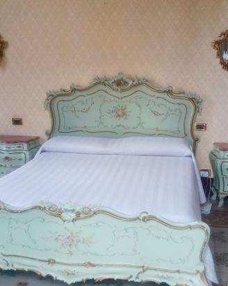 Camera da letto antica in stile veneziano