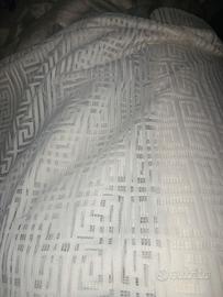 TESSUTO A RETE JACQUARD MOTIVO GRECA GEOMETRICA.