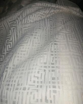 TESSUTO A RETE JACQUARD MOTIVO GRECA GEOMETRICA.