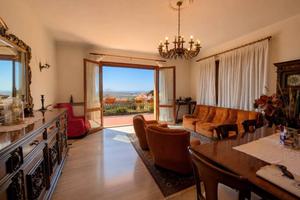 Villa di 250 m² con più di 5 locali e box auto a T