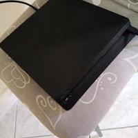 PlayStation 4 slim nera con giochi