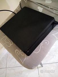 PlayStation 4 slim nera con giochi