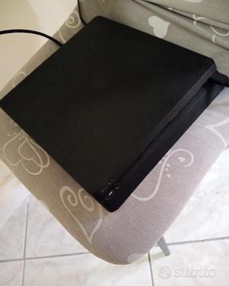 PlayStation 4 slim nera con giochi