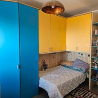 Cameretta a ponte con comodino e lettino singolo