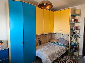 Cameretta a ponte con comodino e lettino singolo