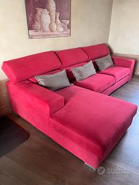 Divano rosso con chaise longue – Comodo e spazioso