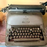 Macchina da scrivere Adler vintage in ferro