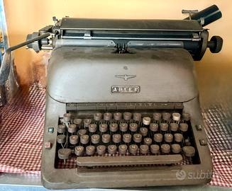 Macchina da scrivere Adler vintage in ferro