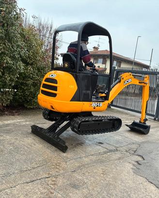 E281 Escavatore JCB 18 q allargabile
