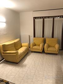 1 divano e 2 poltrone € 600