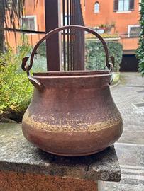 Paiolo in rame con manico.