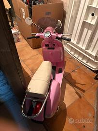 Vespa elettrica per bimbe.