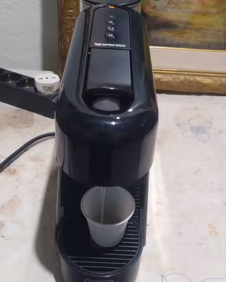 macchina caffè Nespresso Essenza Plus 