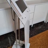 espositore touch screen.  imola