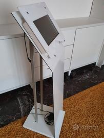 espositore touch screen.  imola