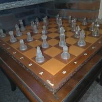 scacchiera e scacchi in vetro