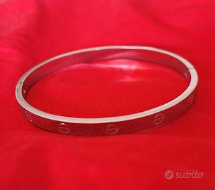 Bracciale con viti incise in acciaio.