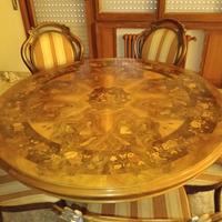 tavolo con sei sedie e mobile sala