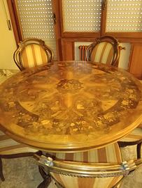 tavolo con sei sedie e mobile sala