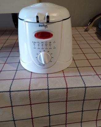 Piccola friggitrice elettrica.