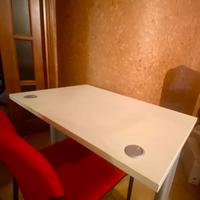 Scrivania leggera e funzionale