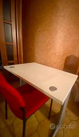 Scrivania leggera e funzionale