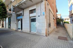 NEGOZIO A GIULIANOVA