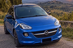 Auto solo passaggio piccola marciante