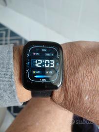 Smartwatch Xiaomi Redmi 3 Active di colore nero.