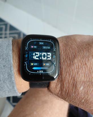 Smartwatch Xiaomi Redmi 3 Active di colore nero.