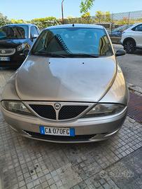 Lancia y anno 2002