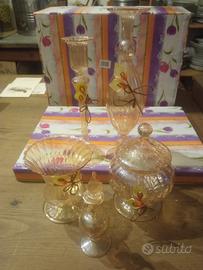 Cinque pezzi in elegante vetro lavorato 