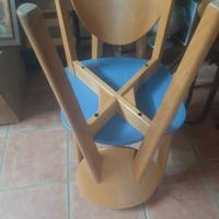 coppia di sedie in legno  color ciliegio e azzurro