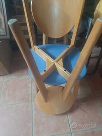 coppia di sedie in legno  color ciliegio e azzurro