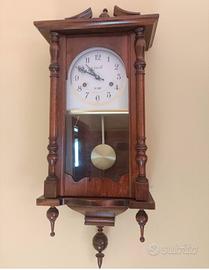 orologio a muro con pendolo