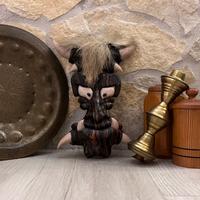 Maschera africana in legno, pietra e pelo animale.