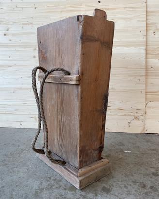 Zaino antico in legno da montagna
