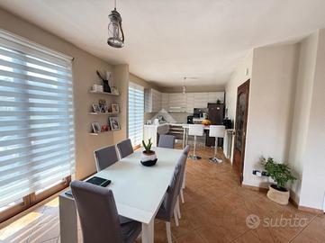 VILLA A SCHIERA D'ANGOLO A MONTEFIASCONE