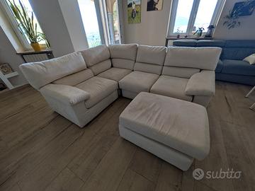 divano angolare con pouf