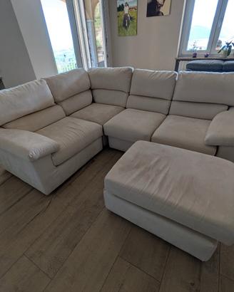 divano angolare con pouf