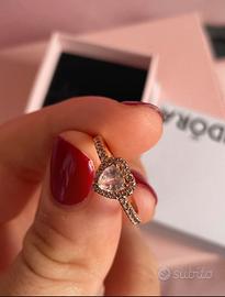 Anello oro rosa con cuore in rilievo