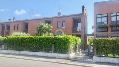 VILLA A SCHIERA A LAZISE
