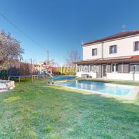 PORZIONE DI VILLA BIFAMILIARE IN CLASSE B CON PISC