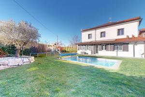 PORZIONE DI VILLA BIFAMILIARE IN CLASSE B CON PISC