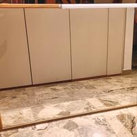 specchio con cornice e luce