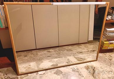 specchio con cornice e luce