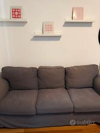Divano grigio IKEA