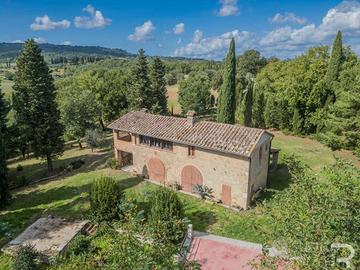 Rustico in pietra con 2 ettari di terreno