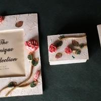 Cornice, orologio e scatoletta in impasto argilla