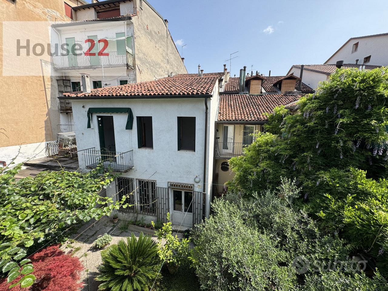 PORZIONE DI PALAZZINA TERRACIELO Mq.400 comoda al